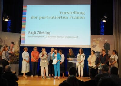Vorstellung der anwesenden porträtierten Frauen durch Birgit Zöchling